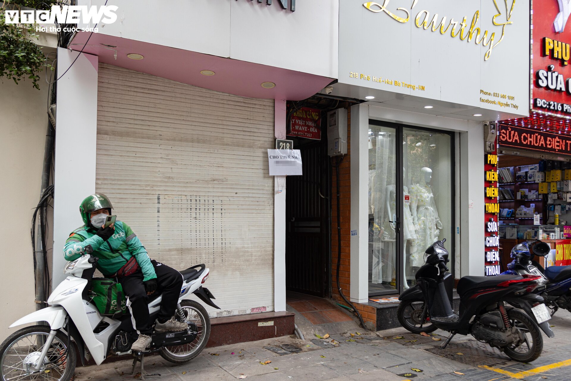 Nhiều cửa hàng giữa phố cổ Hà Nội im lìm đóng cửa, chủ nhà ngóng khách thuê- Ảnh 14.