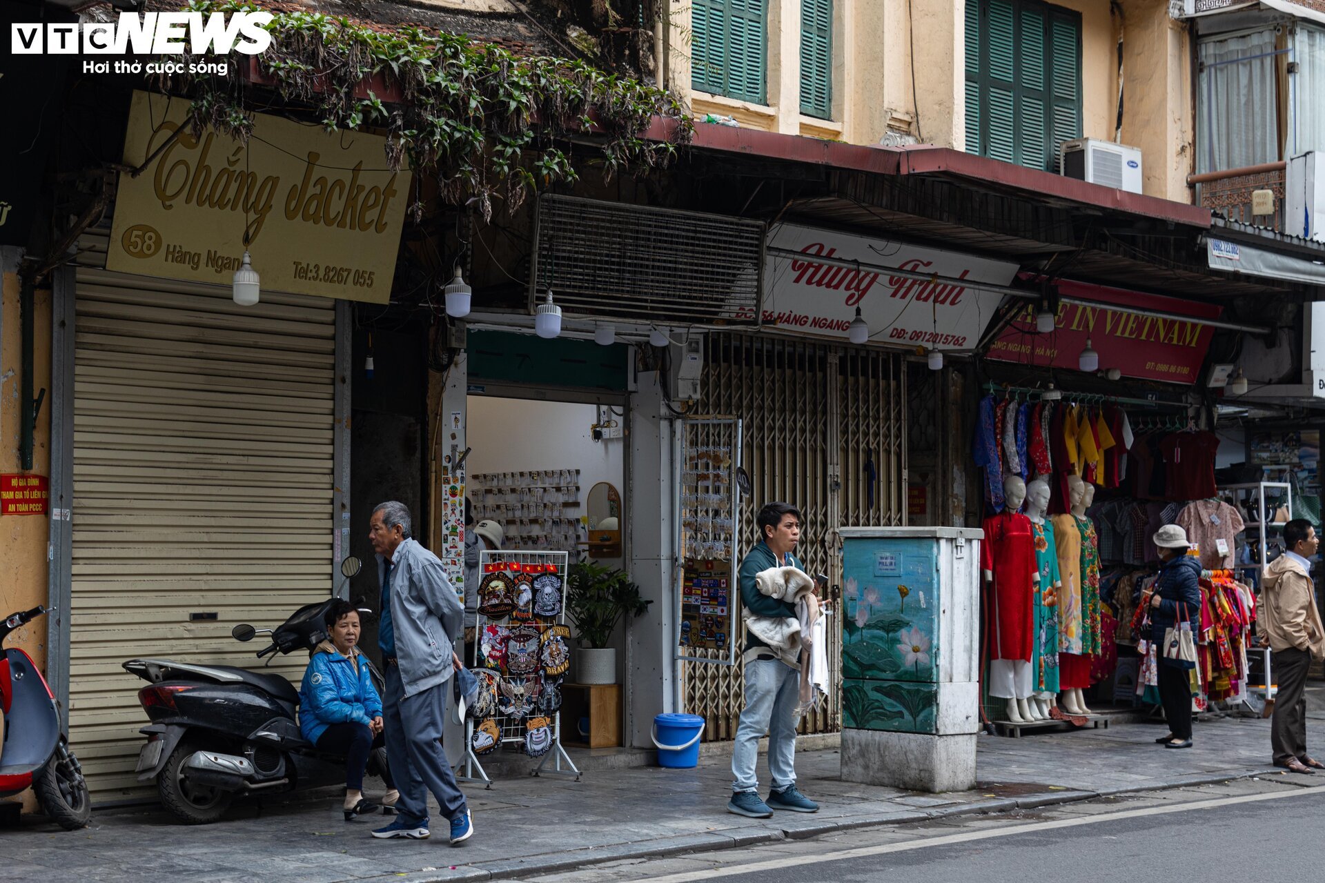 Nhiều cửa hàng giữa phố cổ Hà Nội im lìm đóng cửa, chủ nhà ngóng khách thuê- Ảnh 5.