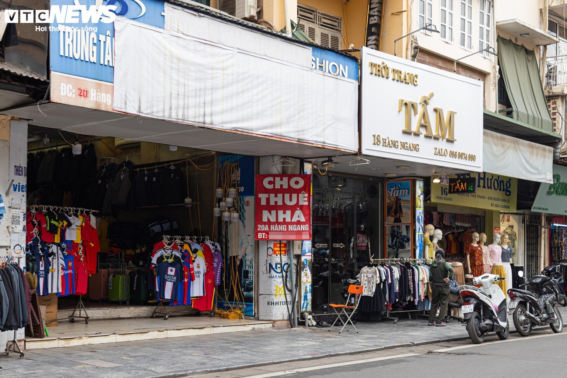 Nhiều cửa hàng giữa phố cổ Hà Nội im lìm đóng cửa, chủ nhà ngóng khách thuê- Ảnh 3.