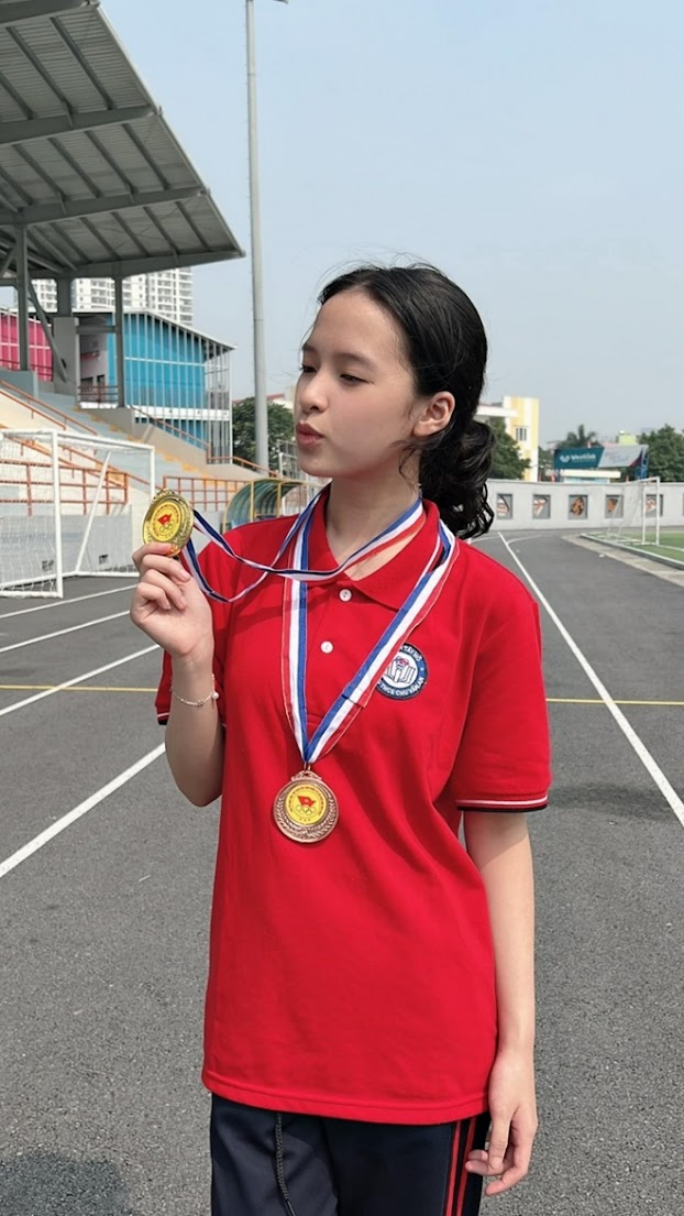 Con gái Hồng Đăng: Học lớp 7 mà nhan sắc lẫn chiều cao khiến ai cũng hỏi bố mẹ 