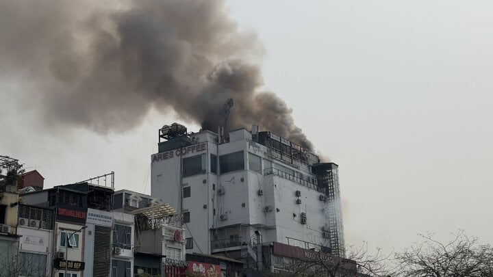 Cháy tòa nhà trung tâm thương mại OCD ở Hà Nội- Ảnh 1.