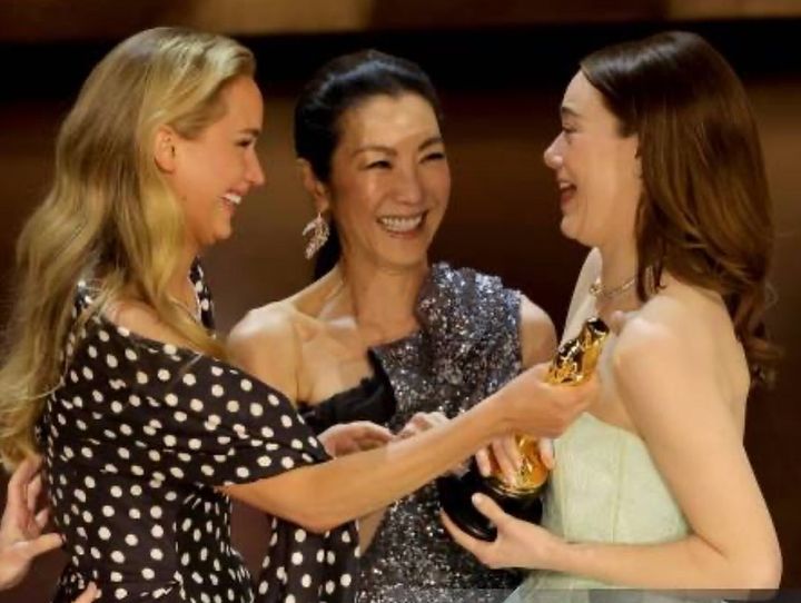 Dương Tử Quỳnh có động thái bất ngờ giữa drama bị Emma Stone - Jennifer Lawrence hùa nhau cô lập trên sân khấu Oscar- Ảnh 2.