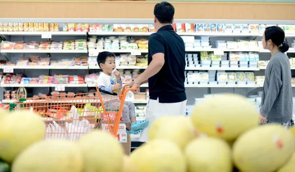 ‘Buồn’ của Hàn Quốc: Là nền kinh tế hàng đầu châu Á nhưng người dân mua trái cây cũng phải 'nâng lên hạ xuống', muốn ăn 1 quả táo phải trả tới 94.000 đồng- Ảnh 1.