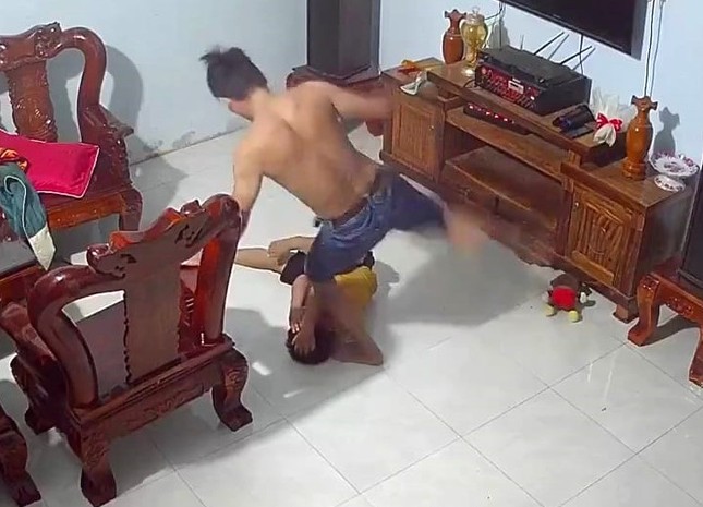Bắt giam cha dượng đánh đập dã man bé trai 9 tuổi ở Bình Phước- Ảnh 1.