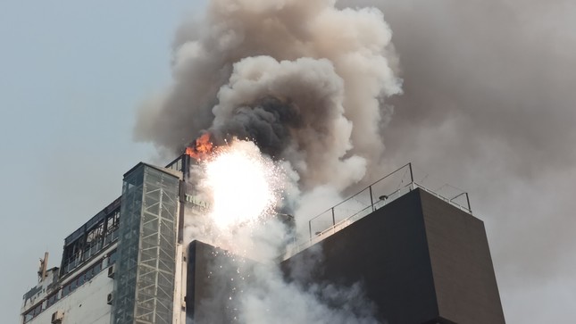 Đang cháy lớn tòa nhà 9 tầng trên phố kinh doanh sầm uất ở Hà Nội- Ảnh 6.