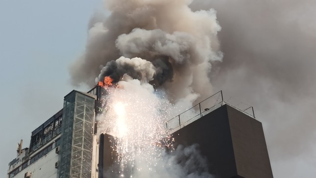 Đang cháy lớn tòa nhà 9 tầng trên phố kinh doanh sầm uất ở Hà Nội- Ảnh 5.