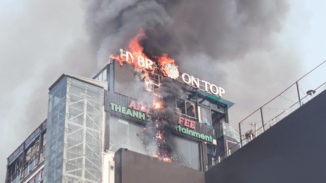 Đang cháy lớn tòa nhà 9 tầng trên phố kinh doanh sầm uất ở Hà Nội- Ảnh 7.