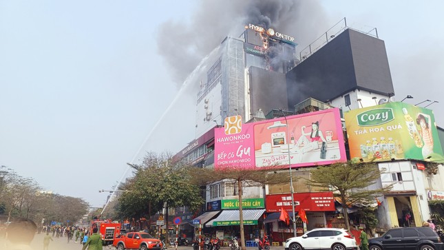 Đang cháy lớn tòa nhà 9 tầng trên phố kinh doanh sầm uất ở Hà Nội- Ảnh 2.