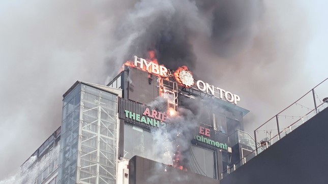 Đang cháy lớn tòa nhà 9 tầng trên phố kinh doanh sầm uất ở Hà Nội- Ảnh 8.