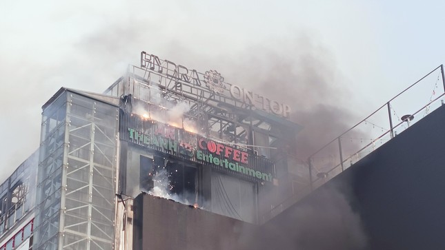 Đang cháy lớn tòa nhà 9 tầng trên phố kinh doanh sầm uất ở Hà Nội- Ảnh 9.