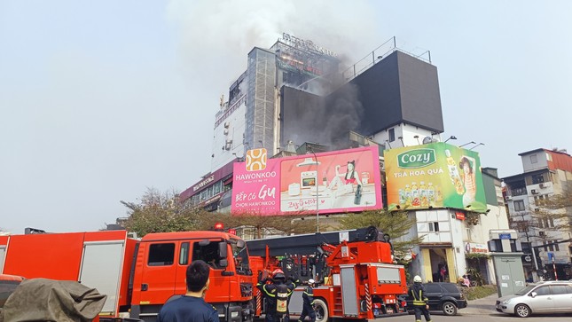 Đang cháy lớn tòa nhà 9 tầng trên phố kinh doanh sầm uất ở Hà Nội- Ảnh 1.