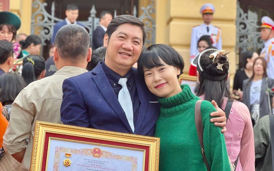 Vũ Xuân Trang nhận danh hiệu NSƯT sau 20 năm phấn đấu: Vợ bật khóc, học trò “hộ tống