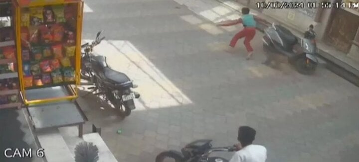 Đứa trẻ bị khỉ tấn công dã man, người qua đường thờ ơ bỏ mặc- Ảnh 2.