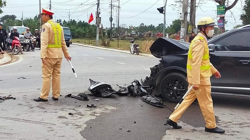 Ảnh TNGT: Không giữ khoảng cách, MG ZS vỡ tan cả khoang động cơ vì đâm đuôi “Hổ vồ”- Ảnh 9.