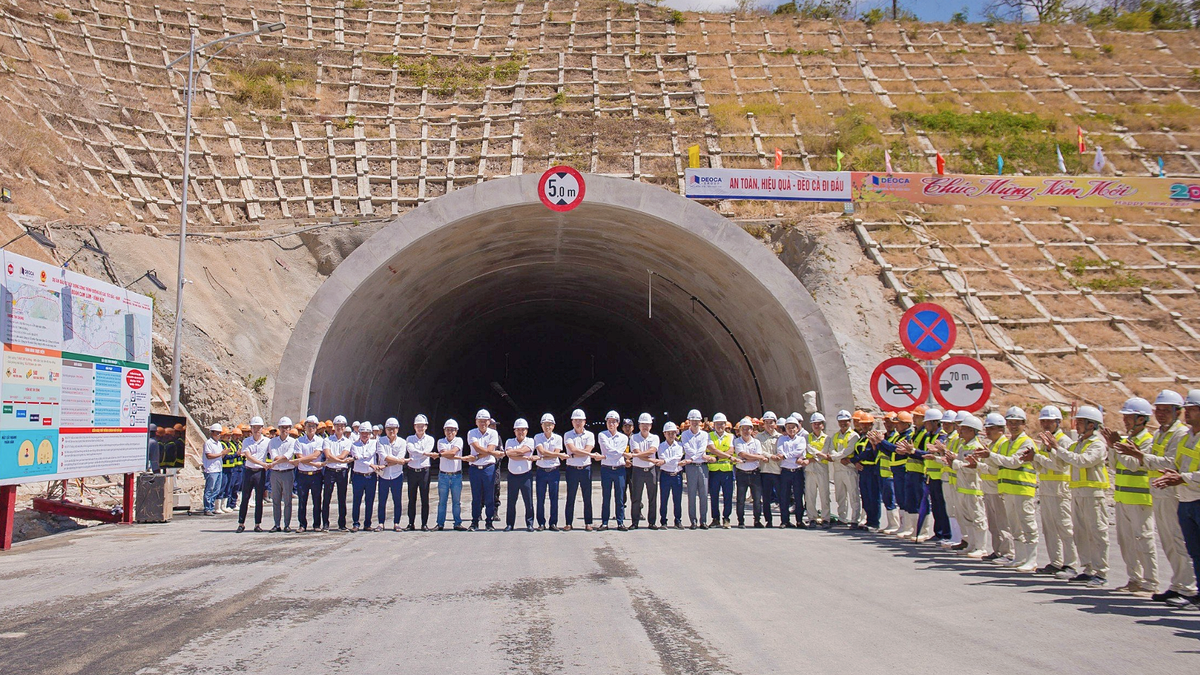 'Kỳ tích' hơn 900 ngày đào thông đường hầm xuyên núi dài nhất trên tuyến cao tốc 146.990 tỷ ở Việt Nam- Ảnh 1.