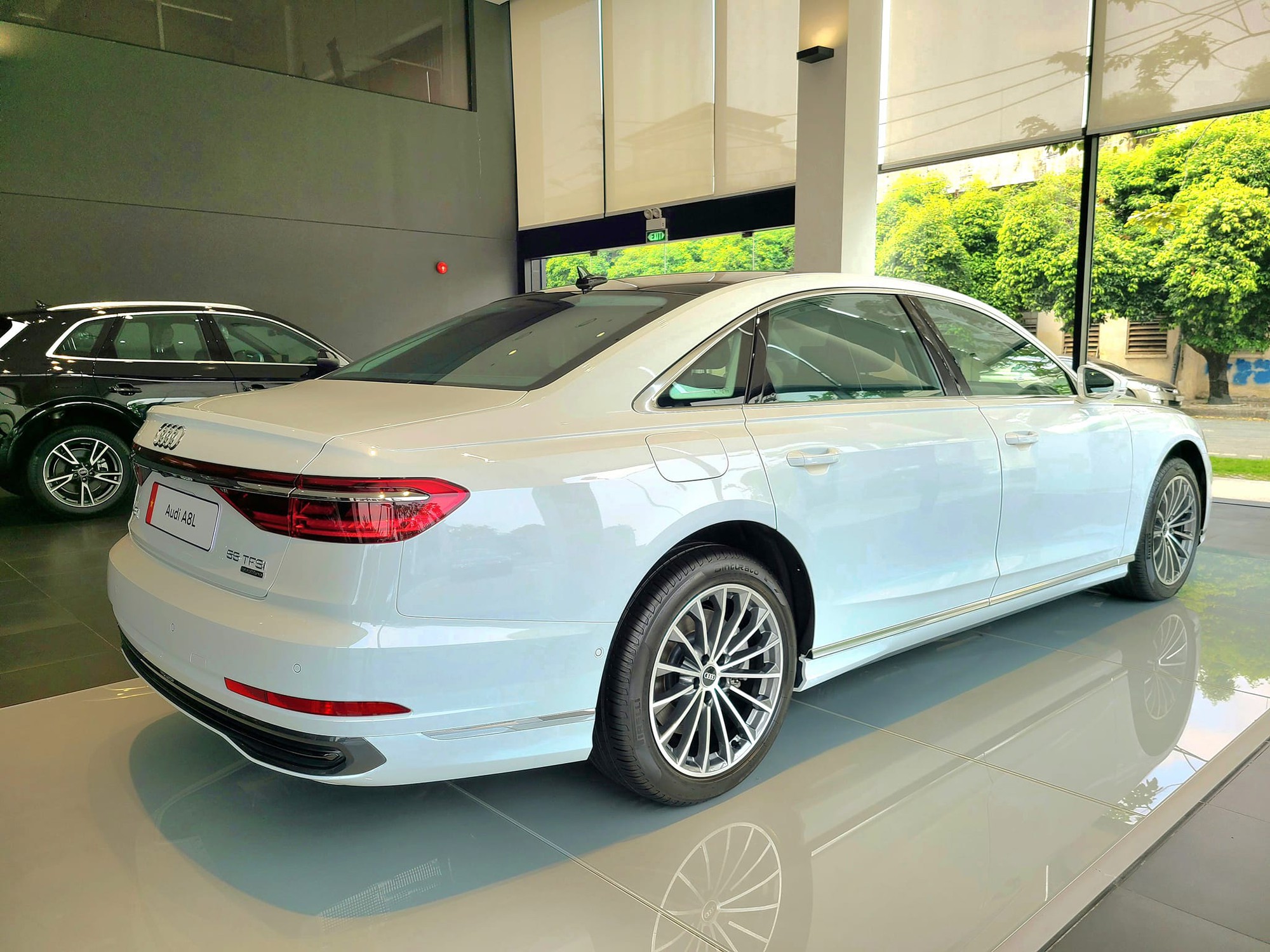 Audi A8L giảm giá chưa từng thấy tại đại lý: Khởi điểm 4,1 tỷ, sản xuất 2022, rẻ hơn hẳn 7-Series và S-Class- Ảnh 5.