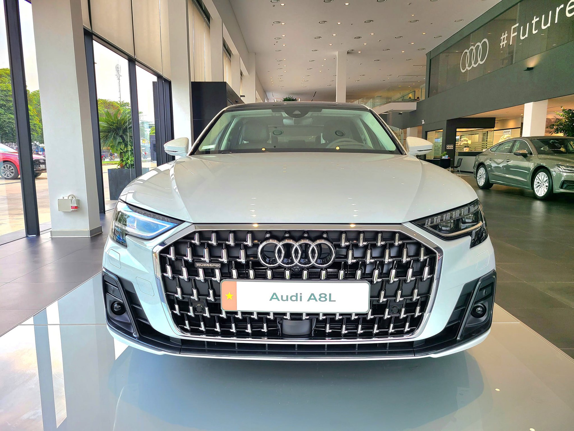 Audi A8L giảm giá chưa từng thấy tại đại lý: Khởi điểm 4,1 tỷ, sản xuất 2022, rẻ hơn hẳn 7-Series và S-Class- Ảnh 2.