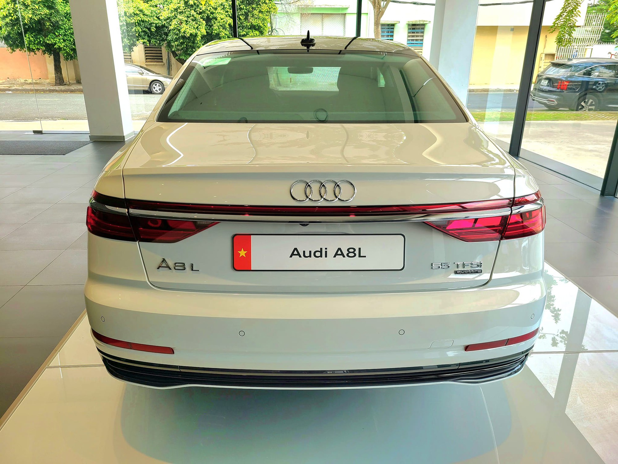 Audi A8L giảm giá chưa từng thấy tại đại lý: Khởi điểm 4,1 tỷ, sản xuất 2022, rẻ hơn hẳn 7-Series và S-Class- Ảnh 6.
