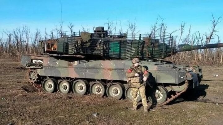 Bất ngờ bức ảnh lính Nga đứng cạnh chiếc Leopard 2A6 nguyên vẹn- Ảnh 1.