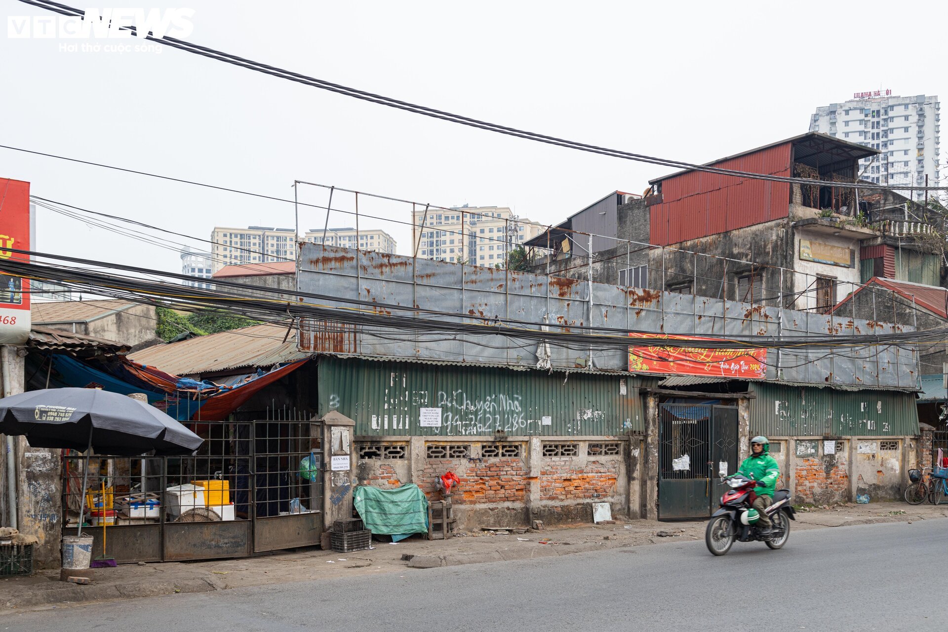 Cảnh ngổn ngang, tan hoang trong chợ Mai Động chờ ngày bị 'khai tử'- Ảnh 1.