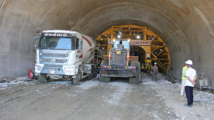 'Kỳ tích' hơn 900 ngày đào thông đường hầm xuyên núi dài nhất trên tuyến cao tốc 146.990 tỷ ở Việt Nam- Ảnh 2.