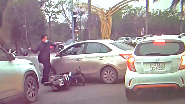 Va chạm giao thông, nam thanh niên 'hùng hổ' lấy mũ bảo hiểm đập vỡ kính ô tô- Ảnh 1.