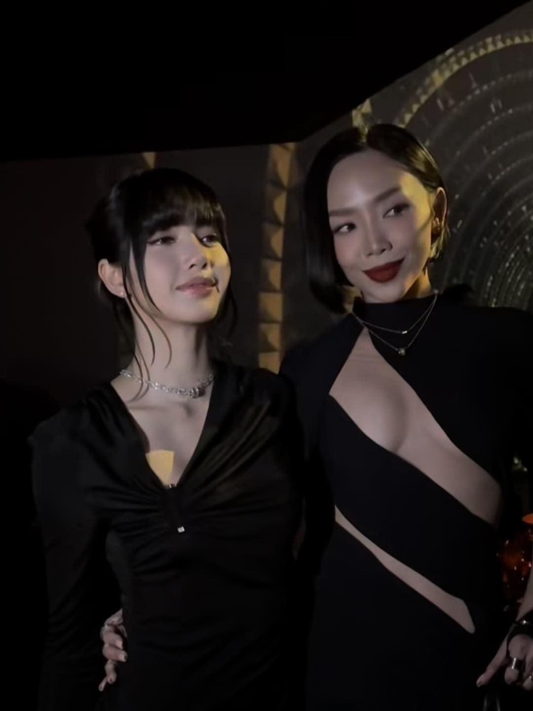 Ca sĩ Tóc Tiên và Lisa (BlackPink) chung khung hình gây sốt- Ảnh 9.