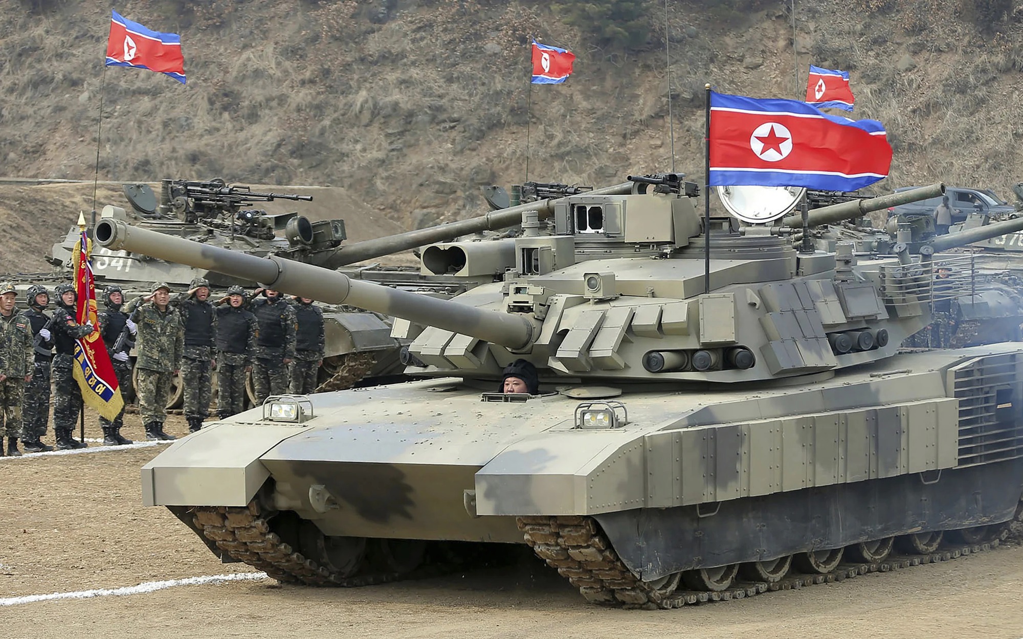 Lúc Mỹ - Hàn tập trận, ông Kim Jong Un tự lái xe tăng 'mạnh nhất thế giới', kêu gọi chuẩn bị chiến tranh