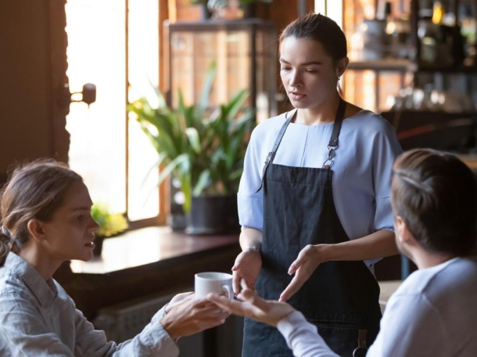 Vào nhà hàng gọi 2 cà phê và 2 bánh mỳ, thực khách ngã ngửa khi nhìn con số trên hóa đơn thanh toán, dân mạng nhìn cũng 