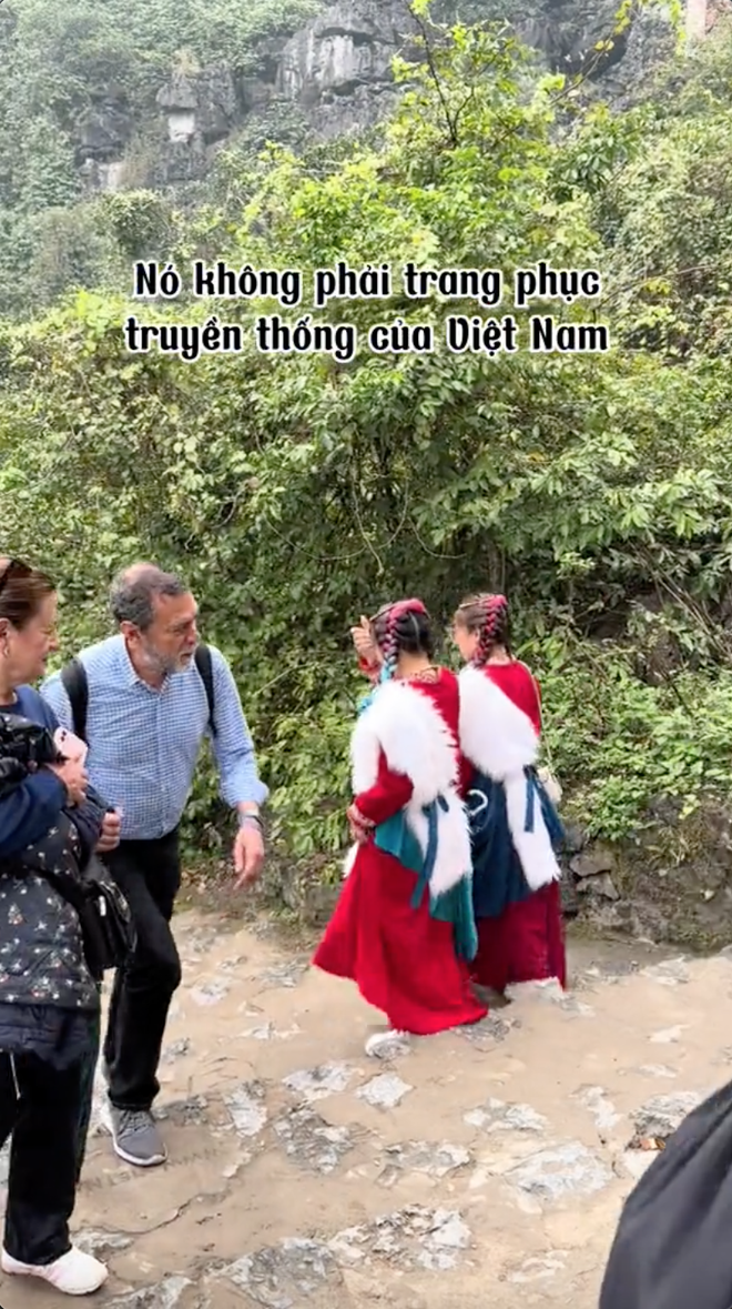 Khách Tây tưởng trang phục Mông Cổ là của Việt Nam vì thấy nhiều người Việt mặc, biết được sự thật thì rất bất bình- Ảnh 2.