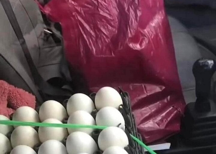 Người bán trứng phát hiện chiếc túi lạ chứa cả tỷ đồng trên xe- Ảnh 1.