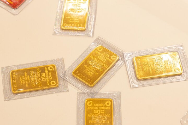 Giá vàng lại tăng 1,5 triệu đồng/lượng, tiến sát mốc 82 triệu đồng- Ảnh 1.