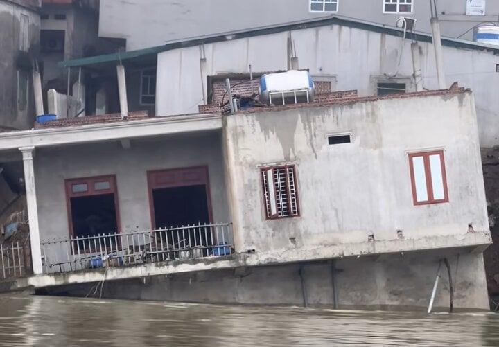 Sạt lở bờ sông Cầu ở Bắc Ninh, một căn nhà bị nhấn chìm- Ảnh 1.