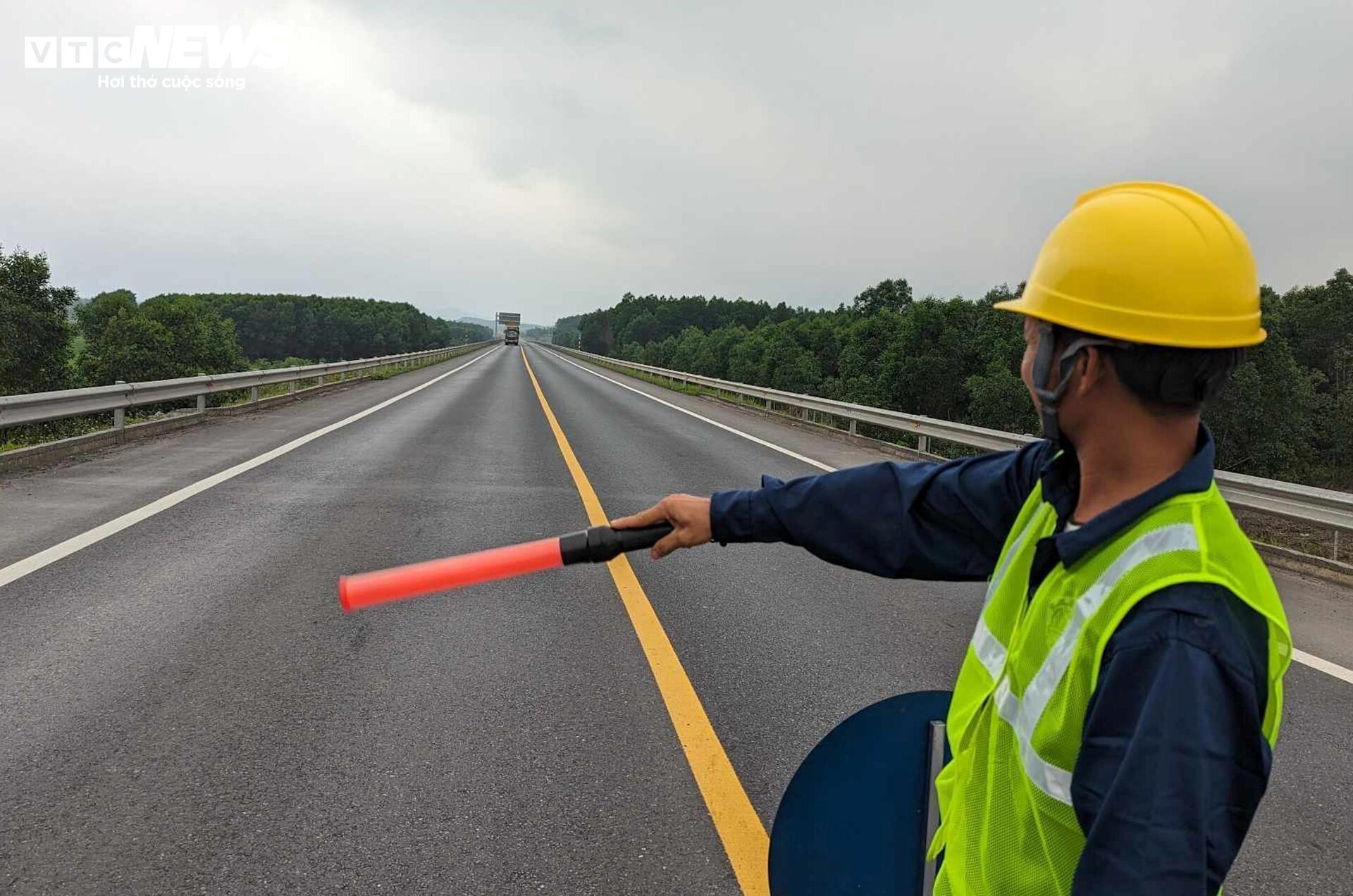 Ngày đầu khắc phục những bất cập nguy hiểm trên cao tốc Cam Lộ - La Sơn- Ảnh 11.