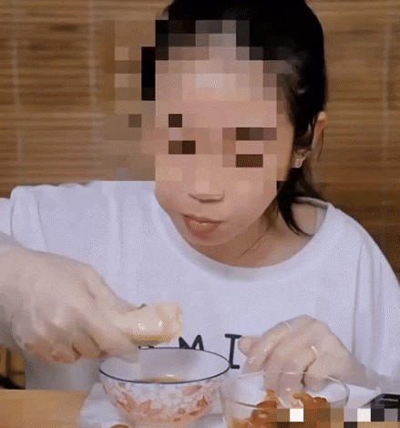 Dân mạng “rợn người” với màn thách đấu mukbang mỡ heo của bé Mai: bị chê kém duyên, ăn bất chấp để lấy tiền?- Ảnh 5.