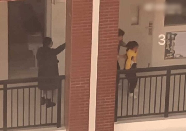 Lộ clip bạo hành học sinh dã man, 2 giáo viên tiểu học Trung Quốc bị đình chỉ- Ảnh 2.