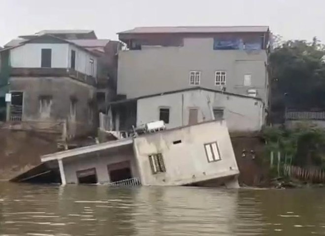 VIDEO: Ngôi nhà 2 tầng sụt, chìm nghỉm xuống sông trong chưa đầy 2 phút- Ảnh 1.