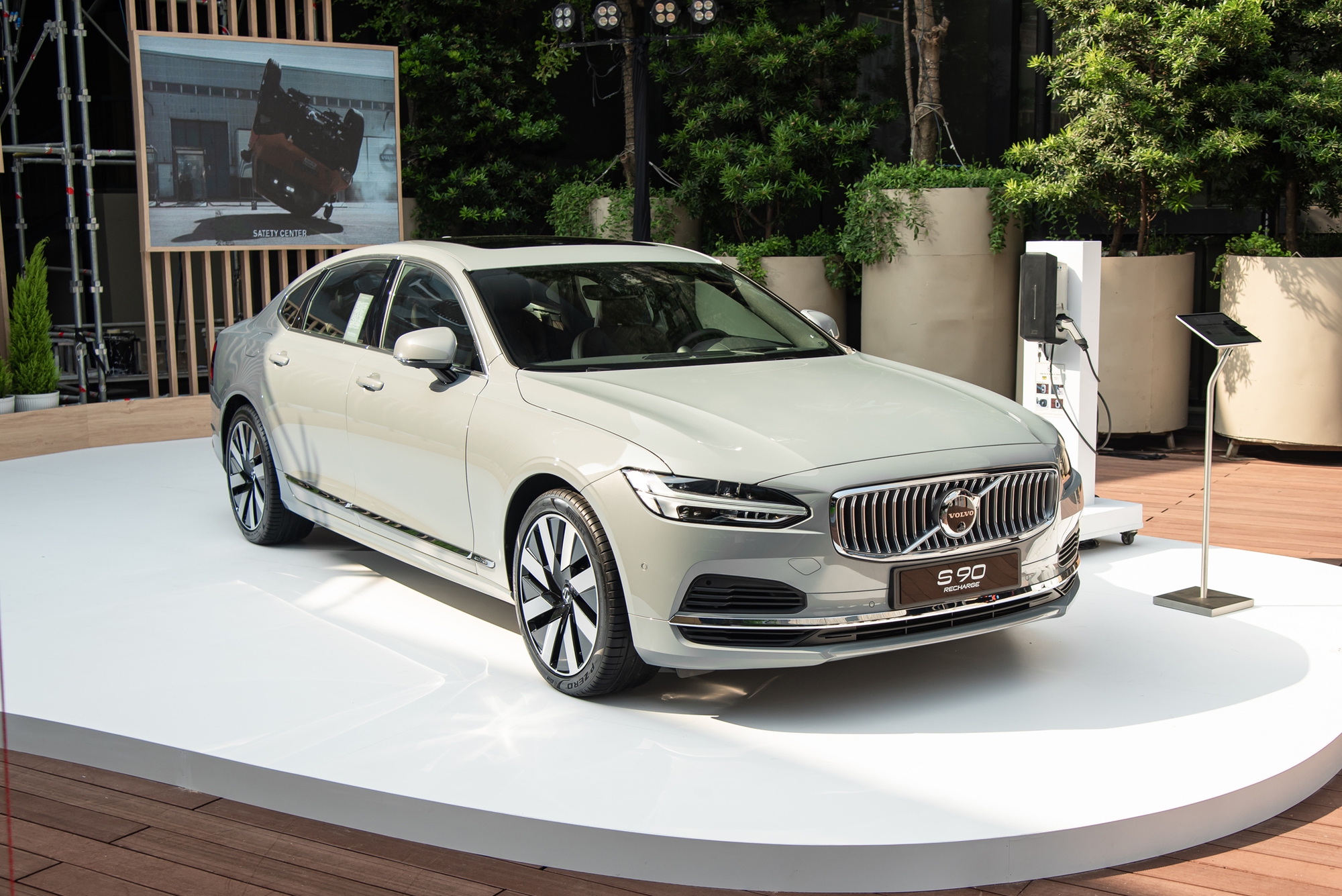 Chi tiết Volvo S90 Recharge vừa ra mắt: Giá 2,89 tỷ đồng, sedan hạng sang cỡ trung rộng và mạnh nhất Việt Nam- Ảnh 2.