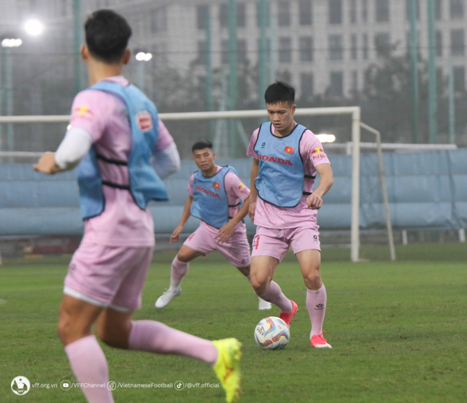 Cầu thủ đẹp trai nhất nhì đội tuyển Việt Nam xuất hiện với chiếc môi băng kín khiến fan thương xót- Ảnh 9.