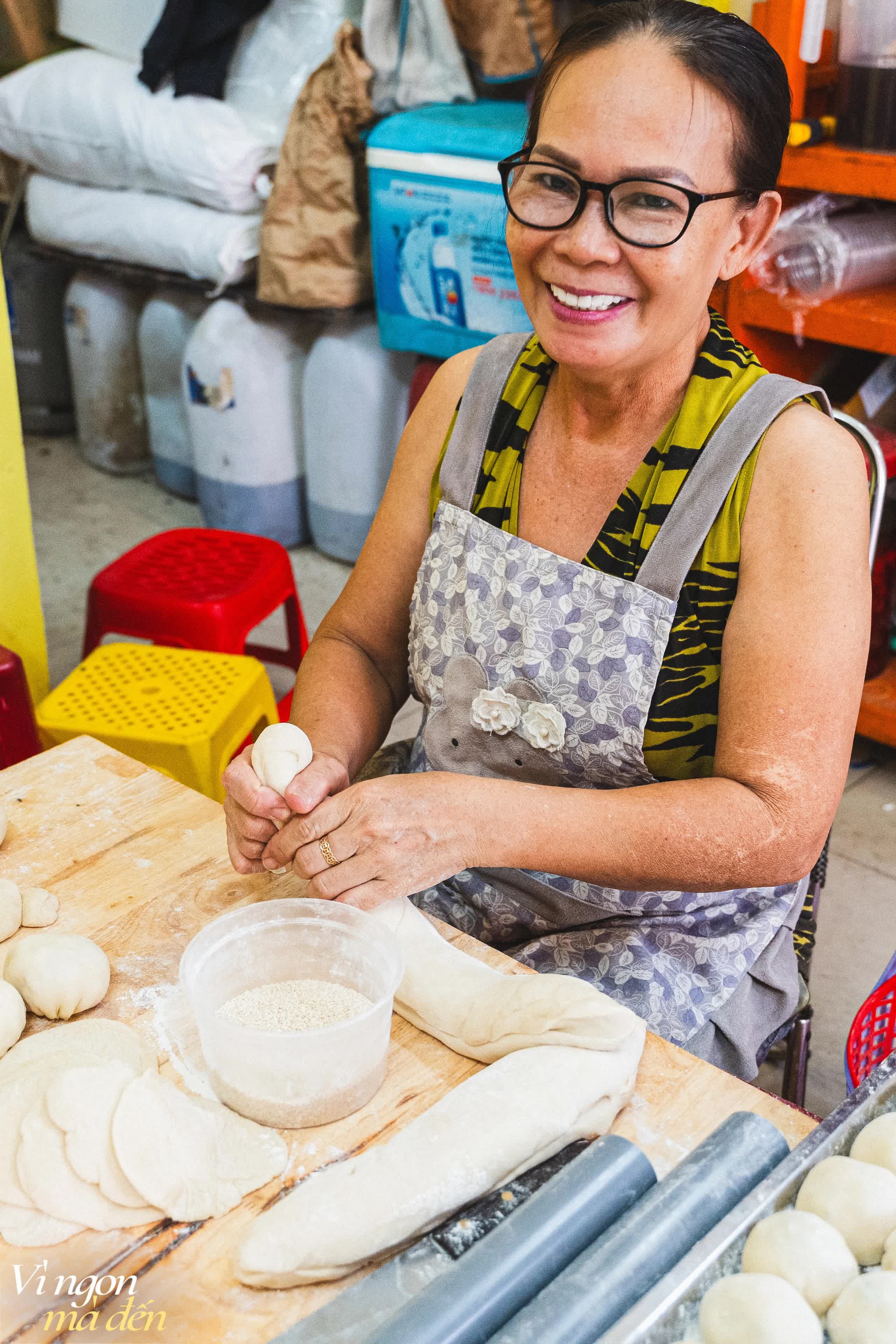 Tiệm bánh bao, bánh tiêu chiên bằng dầu dừa thơm phức ngày bán gần 3.000 cái, con gái nối nghiệp sáng tạo thêm nhiều món... 