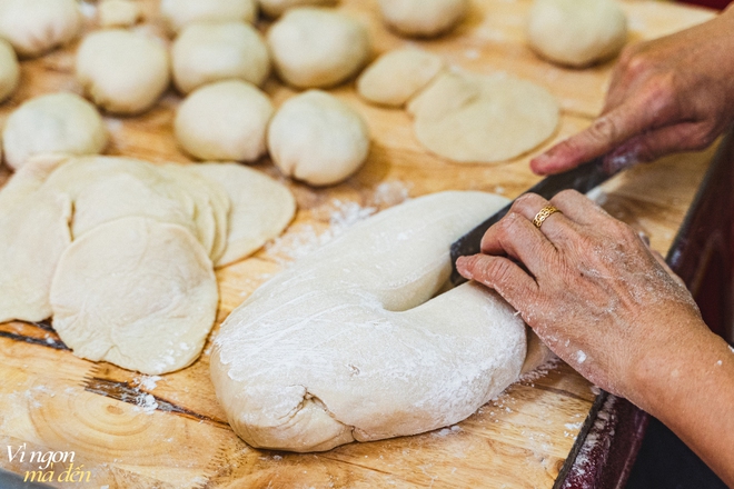 Tiệm bánh bao, bánh tiêu chiên bằng dầu dừa thơm phức ngày bán gần 3.000 cái, con gái nối nghiệp sáng tạo thêm nhiều món... 