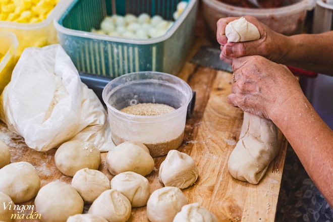 Tiệm bánh bao, bánh tiêu chiên bằng dầu dừa thơm phức ngày bán gần 3.000 cái, con gái nối nghiệp sáng tạo thêm nhiều món... 