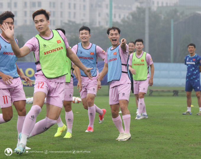 Cầu thủ đẹp trai nhất nhì đội tuyển Việt Nam xuất hiện với chiếc môi băng kín khiến fan thương xót- Ảnh 5.