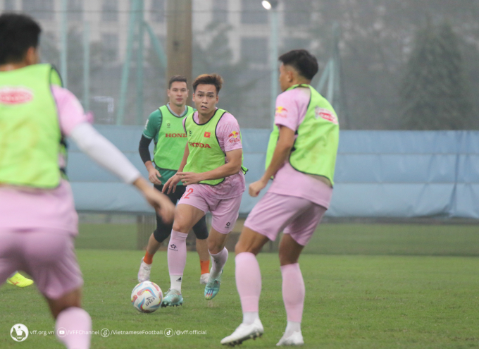 Cầu thủ đẹp trai nhất nhì đội tuyển Việt Nam xuất hiện với chiếc môi băng kín khiến fan thương xót- Ảnh 1.