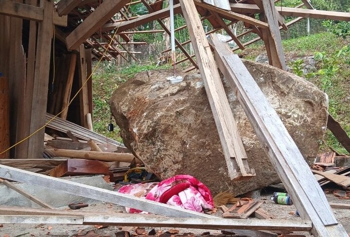 Nổ mìn khiến tảng đá gần 4 tấn đè sập nhà dân ở Quảng Nam- Ảnh 1.