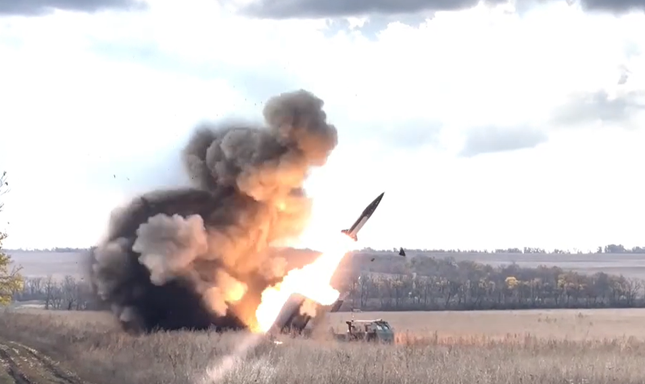 The Wall Street Journal: Mỹ có thể cung cấp cho Ukraine tên lửa ATACMS tầm bắn 290 km- Ảnh 1.
