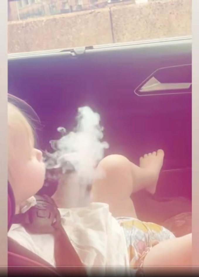 Dân mạng sốc tận óc với video em bé phì phèo thuốc lá điện tử, câu nói của đứa trẻ ngồi cùng trên xe càng gây kinh ngạc- Ảnh 2.