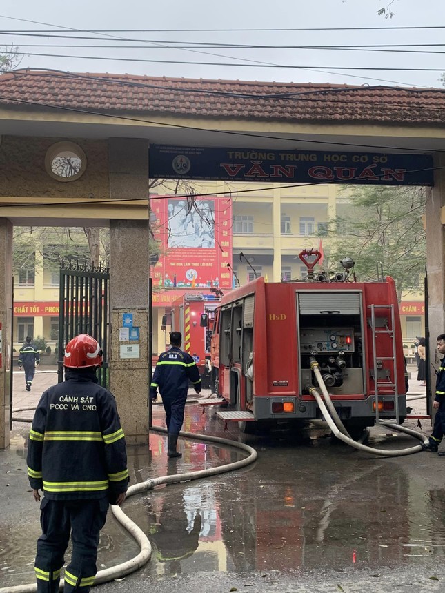 Hà Nội: Cháy phòng hiệu phó trường THCS Văn Quán, khói đen bốc cao nghi ngút- Ảnh 1.