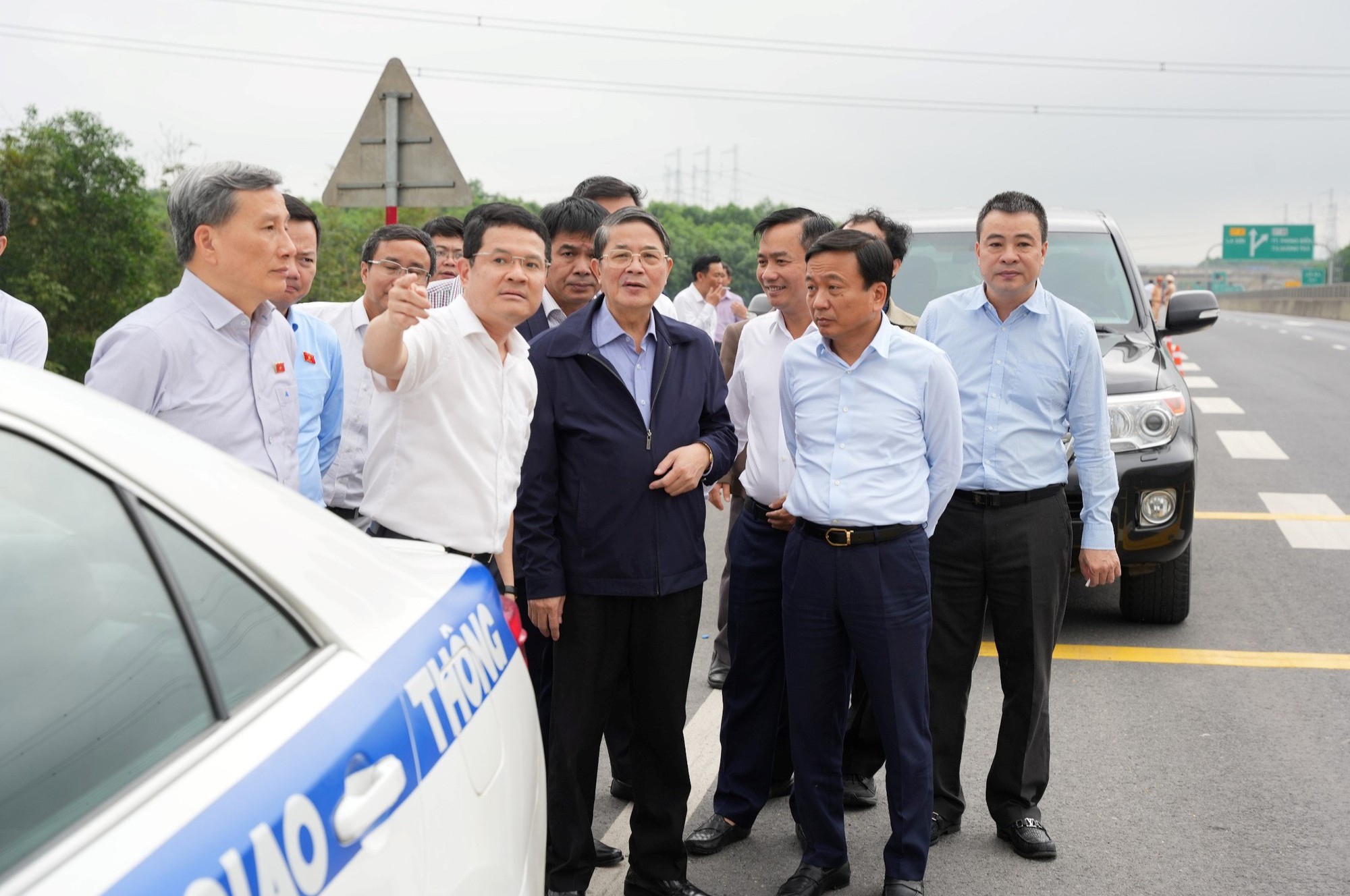 Thứ trưởng Bộ GTVT nói về giải pháp hạn chế tai nạn trên cao tốc Cam Lộ - La Sơn- Ảnh 2.