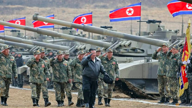 Lãnh đạo Triều Tiên đi xe được Tổng thống Nga tặng để thị sát tập trận- Ảnh 1.